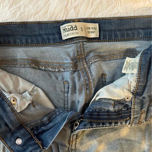 Cute Cut Out/Ripped Skinny Jeans - Picture 4 of 10